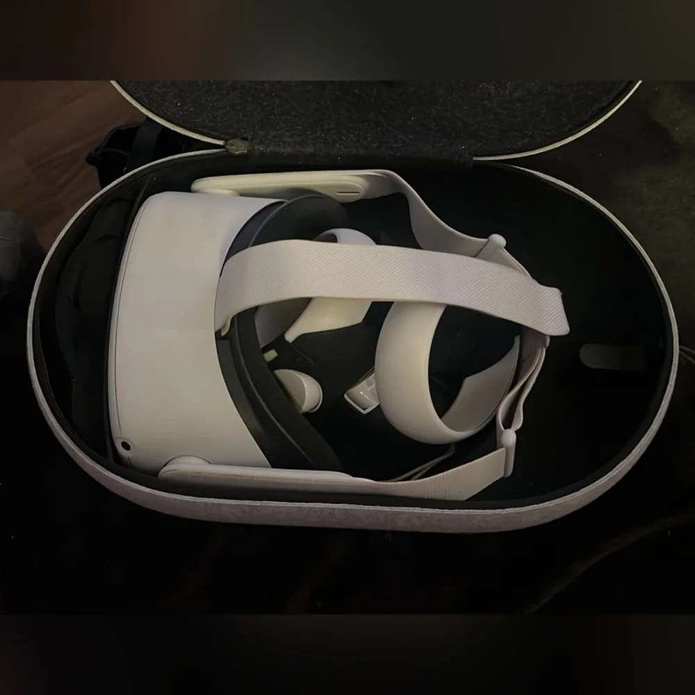 Oculus Quest 2 - White With Black Hand Grips And Grey Case